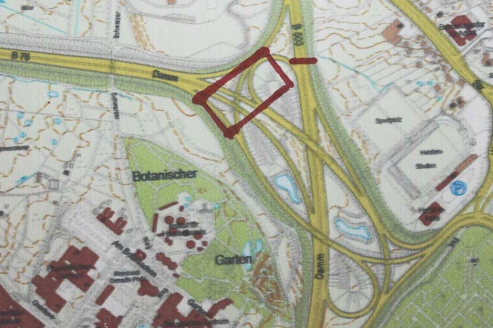 Stadtplan. Die ehemalige „Hoheluft“ ist ebenso wie die ehemalige Brücke per Hand eingezeichnet. Die Ernst-Möller-Straße ist noch nicht eingetragen. Stadtplan. Die ehemalige „Hoheluft“ ist ebenso wie die ehemalige Brücke per Hand eingezeichnet. Die Ernst-Möller-Straße ist noch nicht eingetragen.