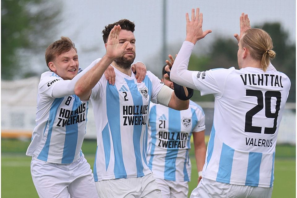 Zwei Tore für Jan-Henrik Rother (M.) und zwei Assists für Niklas Valerius (r.). Der VfL Vichttal und der SSV Merten trennen sich 2:2.