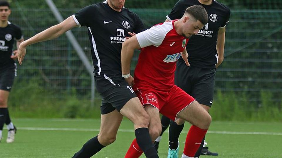 Lazar Ilic, hier verteidigt er den Ball gegen die Bodenheimer Roman Meyenburg (links) und Leo Ferber (rechts), wechselt von Wormatia Worms zur TSG Pfeddersheim.