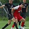 Lazar Ilic, hier verteidigt er den Ball gegen die Bodenheimer Roman Meyenburg (links) und Leo Ferber (rechts), wechselt von Wormatia Worms zur TSG Pfeddersheim.