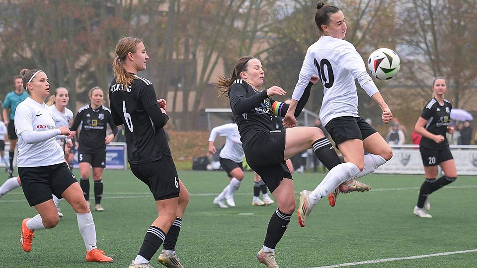 Bayernliga-Rückkehrer SC Regensburg (in weiß) knöpfte am Wochenende dem Tabellenführer einen Punkt ab.