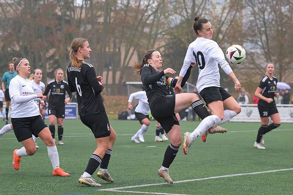 Bayernliga-Rückkehrer SC Regensburg (in weiß) knöpfte am Wochenende dem Tabellenführer einen Punkt ab.