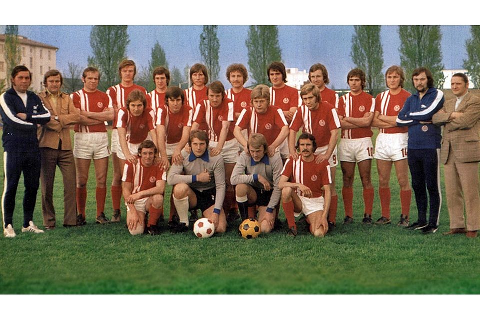 18 Spieler gehörten 1972/73 zum Aufgebot der Meistermannschaft des FSV Mainz 05, die fast in die Bundesliga aufstieg. Darunter Hans-Jürgen Richter (hintere Reihe, Vierter von rechts). Der Kader, Tor: Wolfgang Kneib, Wolfgang Orben. Abwehr: Friedhelm Aust, Jürgen Janz, Willi Löhr, Jürgen Richter, Walter Ziehmer. Mittelfeld: Paul Göppl, Torben Nielsen, Herbert Scheller, Peter Scherer, Gerd Schmidt. Angriff: Jochen Dries, Gerald Girrbach, Jockel Jakobi, Manfred Kipp, Gerd Klier, Herbert Renner. Trainer: Bernd Hoss.