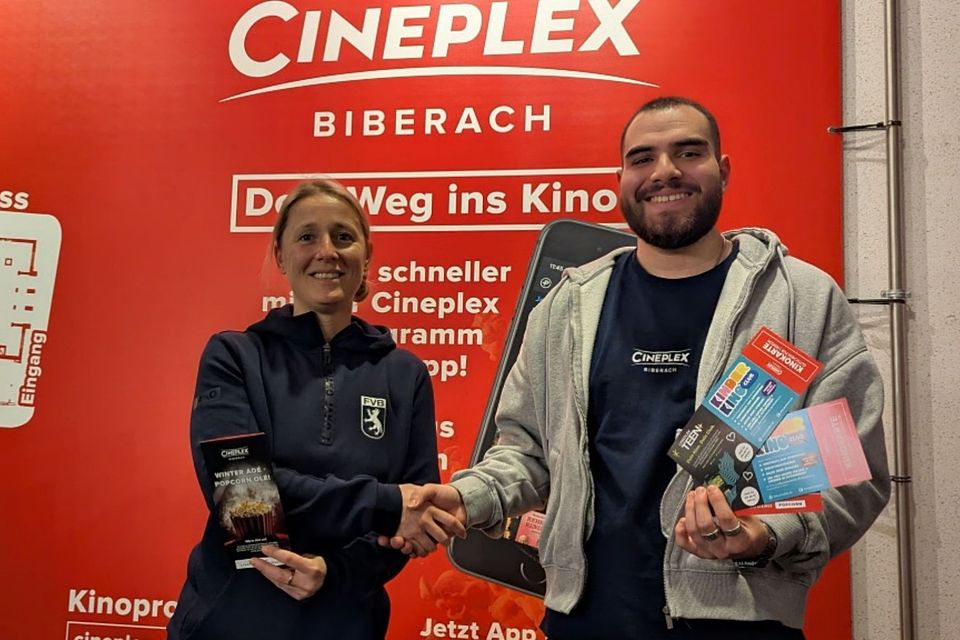 Serdal Demir (Mitarbeiter Cineplex) übergab die Gutscheine an Lisa Sipple