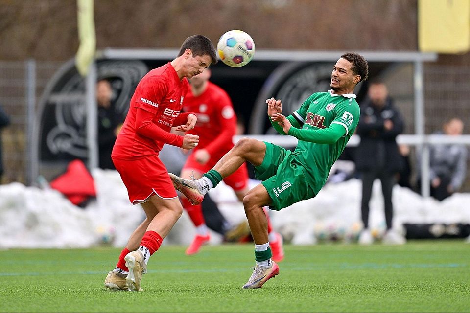 Harter Kampf um den Ball: SV Heimstetten duellierte sich im Test mit dem VfB Eichstätt.
