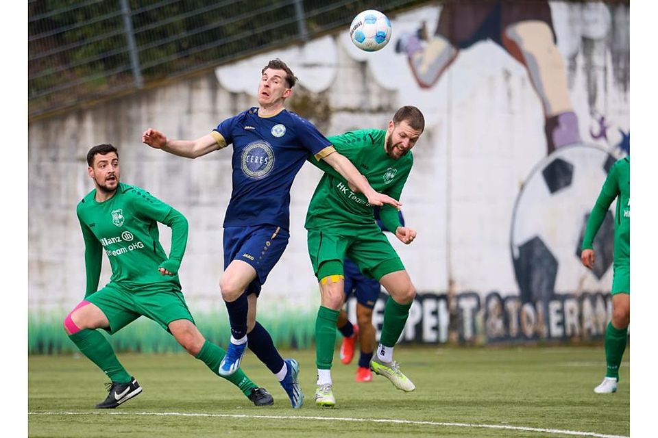 Matchwinner: Hummetroths Nils Herdt (Mitte), hier im Duell mit dem SC Dortelweil. Foto: Schiek Matchwinner: Hummetroths Nils Herdt (Mitte), hier im Duell mit dem SC Dortelweil. Foto: Schiek