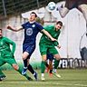 Matchwinner: Hummetroths Nils Herdt (Mitte), hier im Duell mit dem SC Dortelweil.	Foto: Schiek