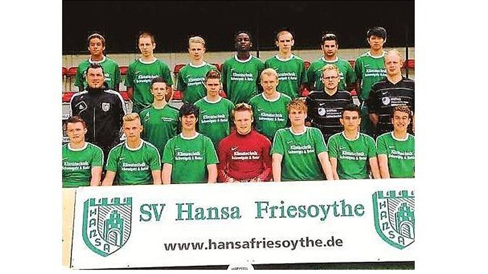 Die A-Junioren-Fußballer Hansa Friesoythes starten mit dem neuen Trainer Maik Stolzenberger (Mitte, links) in die Landesliga-Saison Zunächst steht ein Pokalspiel an.   Bild: Hansa Friesoythe