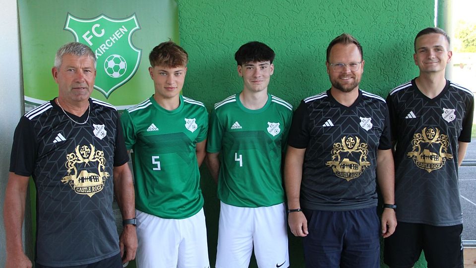 Von links nach rechts: Cheftrainer Reinhard Föckersperger, die beiden Neuzugänge Johannes Heidt & Niklas Schinhärl sowie die beiden sportlichen Leiter Heinrich Salatmeier und Niklas Geiger