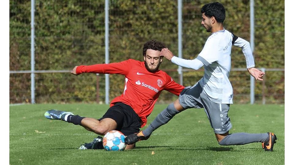 Voller Einsatz: Beerfeldens Fatih Sevindik (links) im Zweikampf mit Reichelsheims Berdan Kocahal.	Foto: Herbert Krämer
