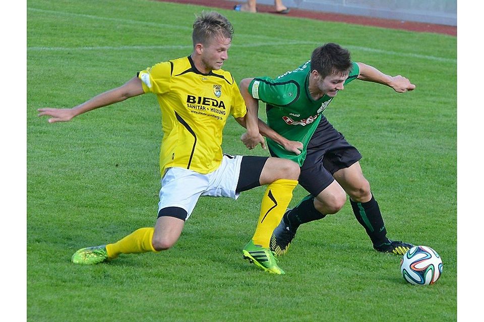 Voll dagegenhalten - das ist Devise beim FC Amberg (l. Kai Hempel) für das Gastspiel am Freitag bei der SpVgg Bayern Hof. F: Eberhardt