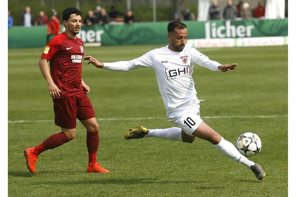 Hat ab der kommenden Spielzeit den Ball für den FC Hanau 93 am Fuß: Cem Kara (rechts). Archivfoto: Ben