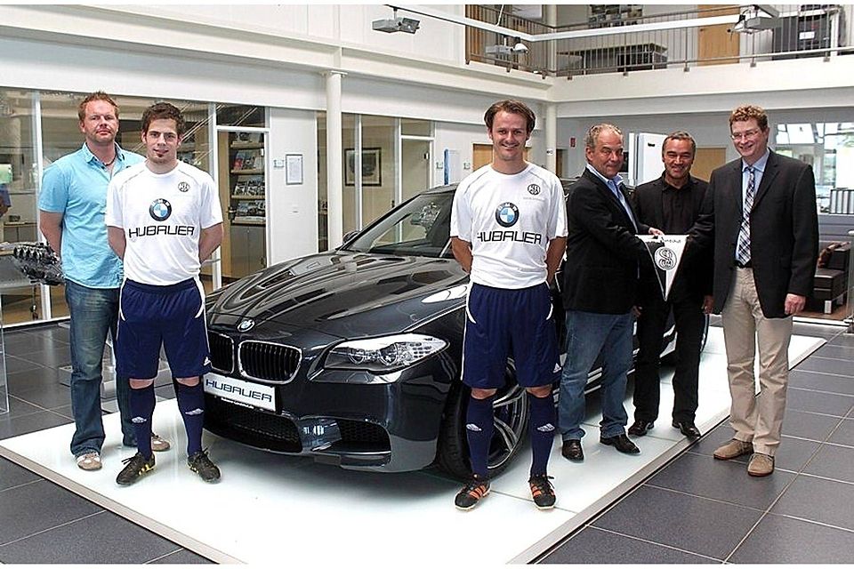 Die SpVgg Landshut bedankt sich: Von links Trainer Christian Endler, TW Stefan Schmid, Kapitän Andi Gotthardt, SVL-Vorstand Manfred Maier, BMW-Verkaufsleiter Norbert Hahn und Geschäftsführer Robert Hu