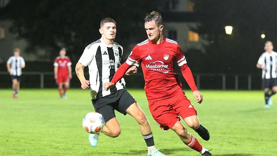 SV Miesbach im Auswärtsspiel beim FC Töging, Benedikt Gerr vom SV am Ball.