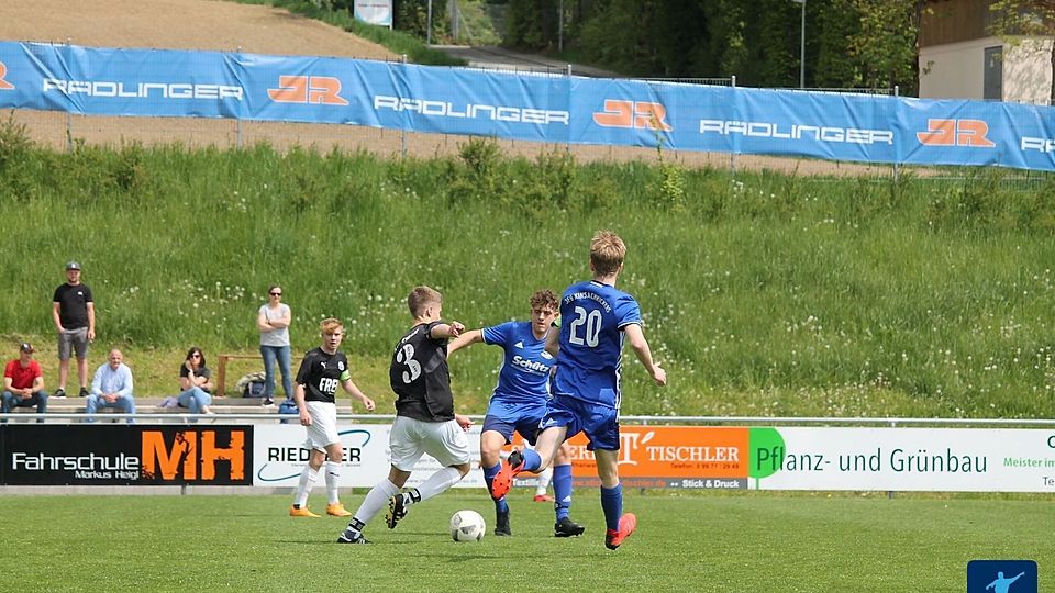 Bastian Irrgang (Nr. 3) war mit seinen beiden Treffern maßgeblich am Chamer Sieg gegen die JFG Kinsachkickers beteiligt.  