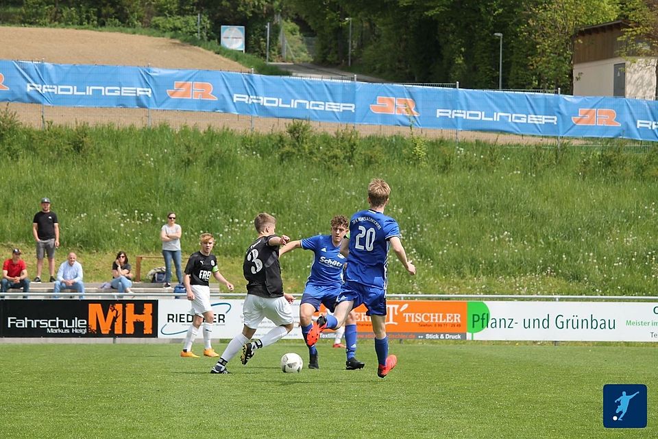 Bastian Irrgang (Nr. 3) war mit seinen beiden Treffern maßgeblich am Chamer Sieg gegen die JFG Kinsachkickers beteiligt.  