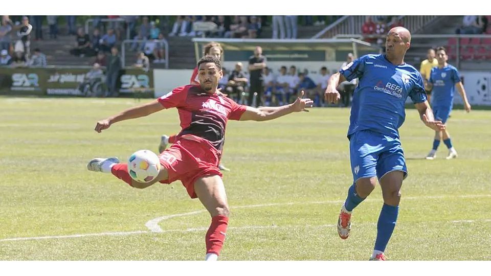 Volle Kraft voraus: Keanu Hagley (l.) vom FC Gießen zieht gegen den Freiberger David Pisot ab. © Harald Friedrich