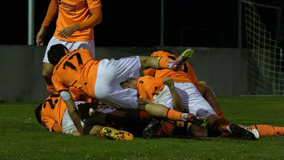 Die Spieler des FC Bierstadt feiern ihren Siegtreffer ausgelassen.