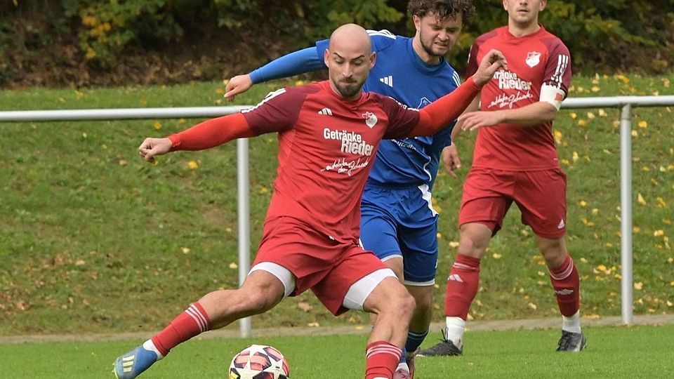 Torjäger Merdin Mehmedov (vorne) traf drei Mal beim 6:3-Heimsieg der Wörther gegen Oberhinkofen.