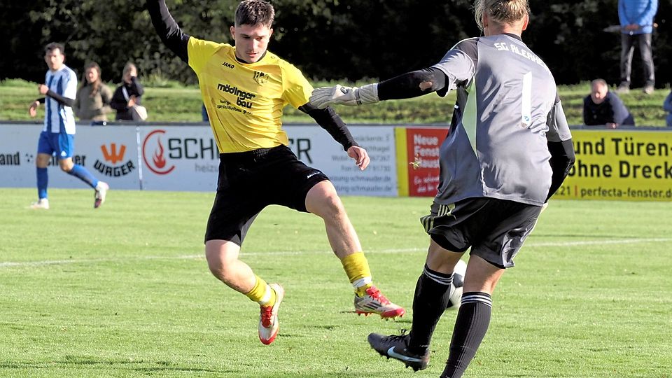 Einen Schritt zu spät kommt hier Lauingens Fatjon Gashi (links) gegen Alerheims Torwart Samuel Hertle. 
