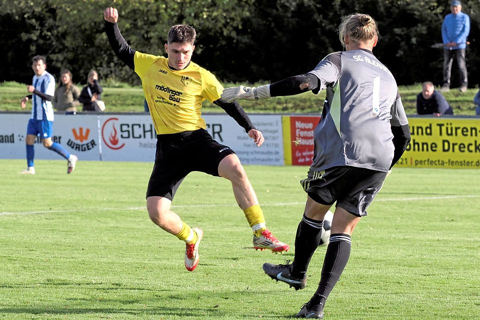 Einen Schritt zu spät kommt hier Lauingens Fatjon Gashi (links) gegen Alerheims Torwart Samuel Hertle. 