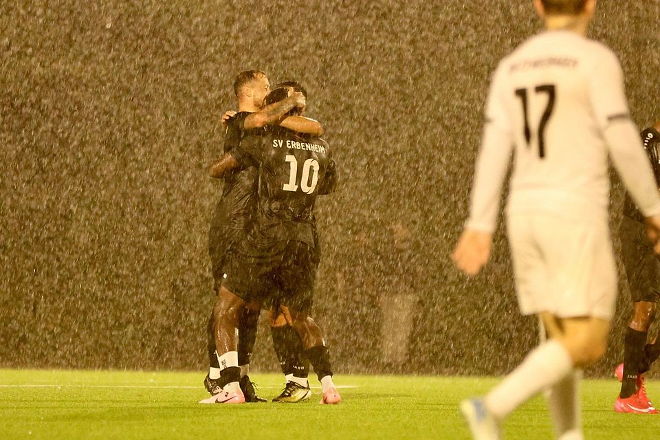 Jubel im Regen: Der SV Erbenheim besiegte die SKG 23 Wiesbaden im Gruppenliga-Derby mit 4:1.