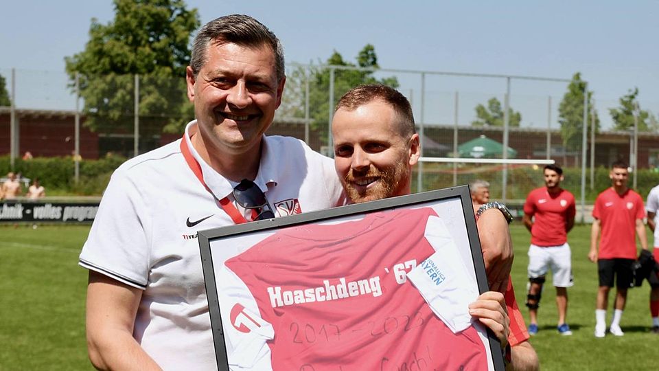 Heimstettens Vize-Abteilungsleiter Semir Cerovac verabschiedet Trainer Christoph Schmitt (r.).