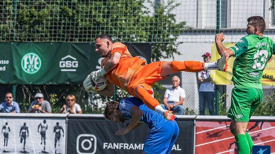 Paul Simon (oranges Trikot), Kapitän und Torwart des SV Gonsenheim, ruft einen Neustart in der Winterpause aus.