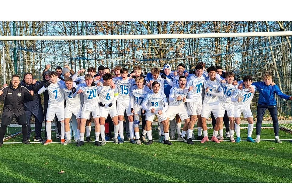 Die U17-Fußballer des SV Gonsenheim feiern im Westerwald ihre Herbstmeisterschaft und den Aufstieg in die DFB-Nachwuchsliga.