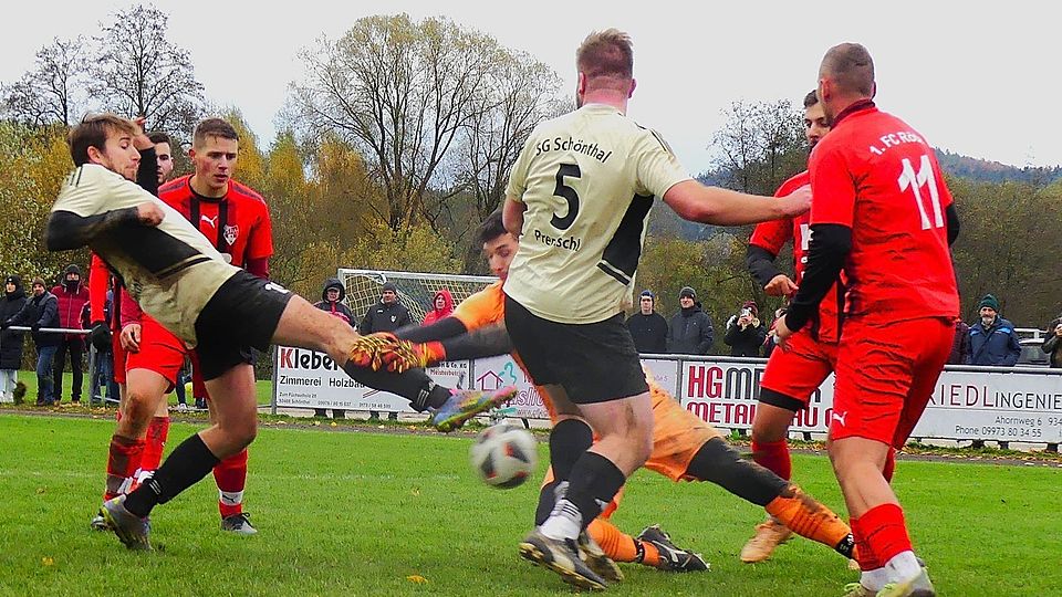 Der 1. FC Rötz (in rot) kann am Sonntag nur überraschen.