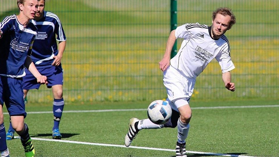 Simon Saule (in Weiß) rettete Waltershofen mit seinem Treffer das Remis in Maierhöfen. Foto: Josef Kopf