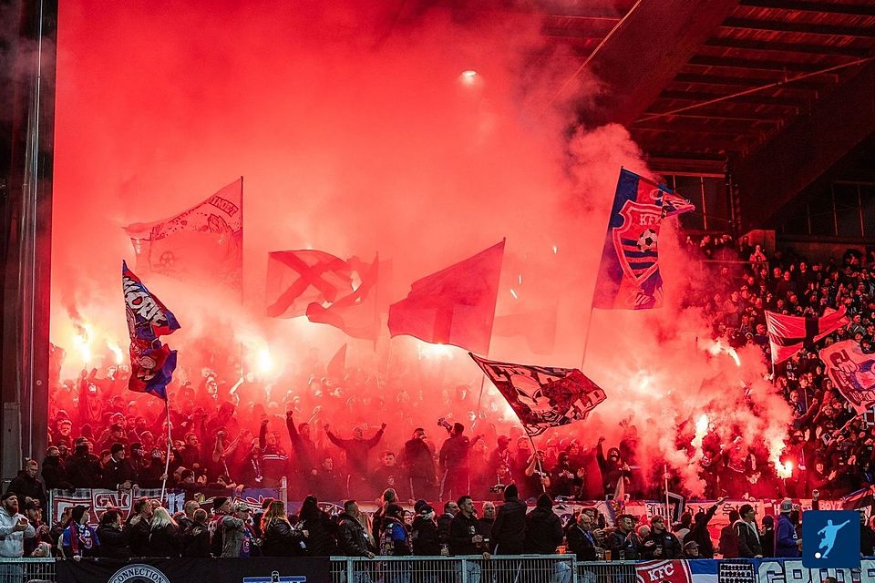 Mit Pyros eröffneten die KFC-Fans das Pokalspiel gegen den MSV.