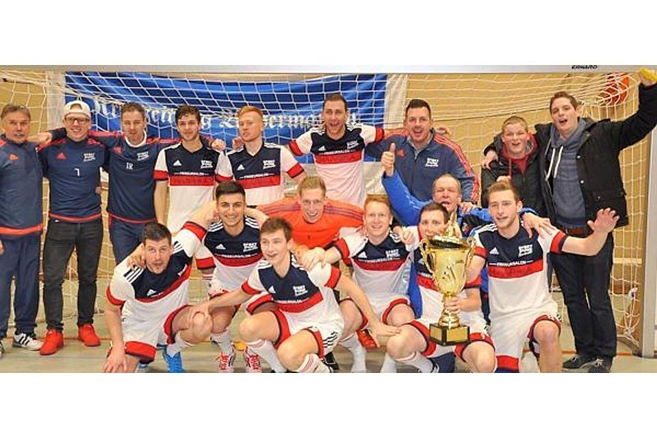 Grenzenloser Jubel: Die Fußballer des 1. FC Nordenham freuten sich über den Gewinn der Stadtmeisterschaft. Felix Grossmann