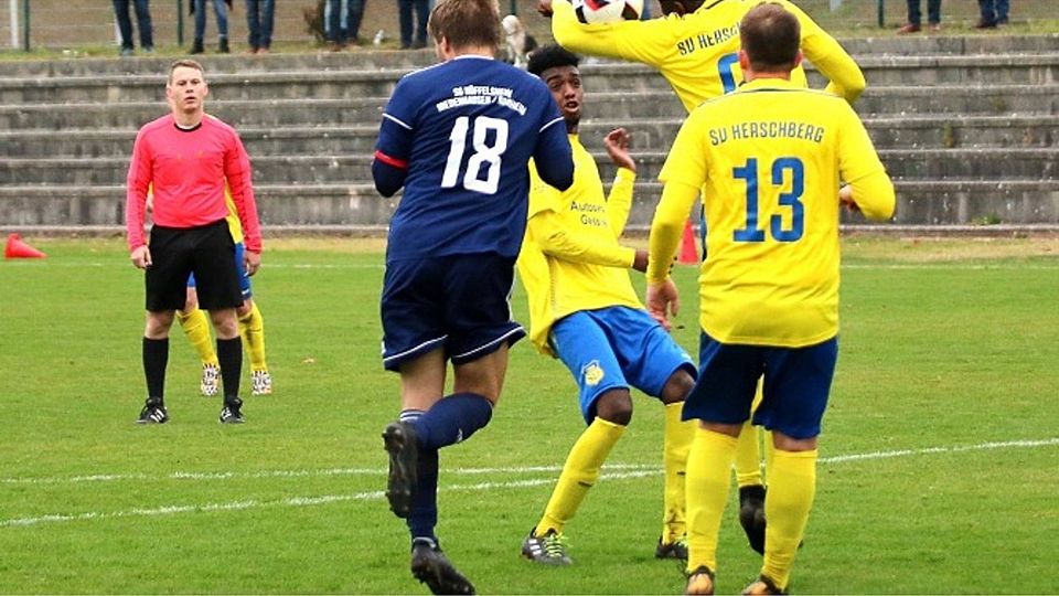 Das Handspiel: Diese Aktion des Herschbergers Espoire Lenda Mbote führt zum Elfmeter, den der Hüffelsheimer Jörg Schniering zum 2:2 verwandelt.	Foto: Inken Lewandowski