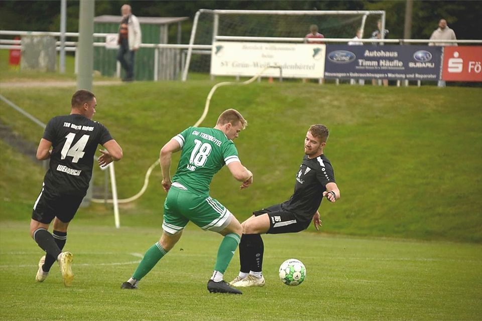 Jonas Illing (Todenbüttel) gegen Thies Oke Wendrich (li.) und Nico Reimers (Audorf).