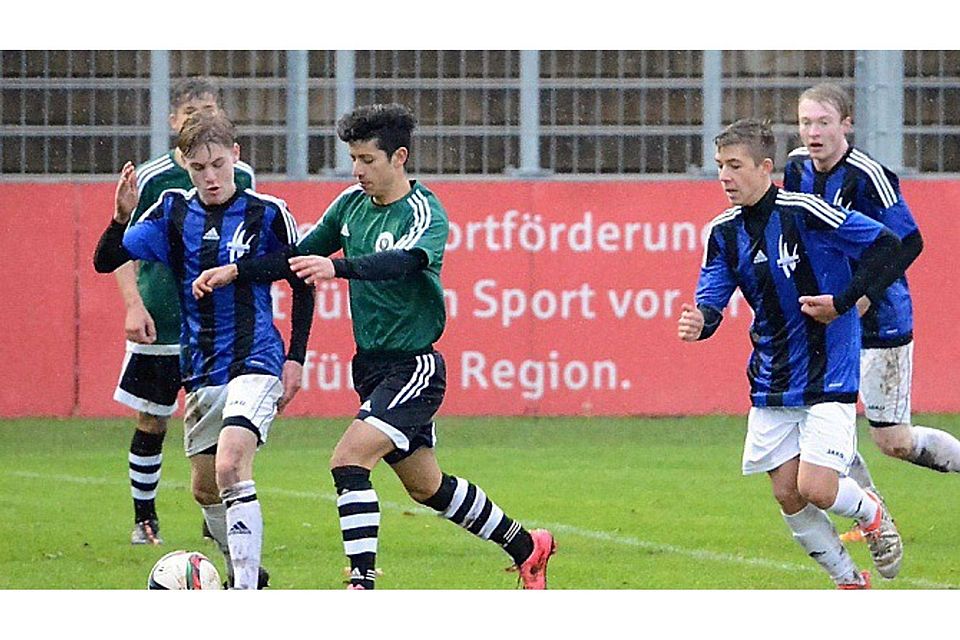 Die U17 der SpVgg SV Weiden (in schwarz-blau) hat sich am Wochenende einiges vorgenommen, will sie doch mit dem Nürnberger Club eine Mannschaft aus der Spitzengruppe ärgern und punkten.  F: Nachtigall