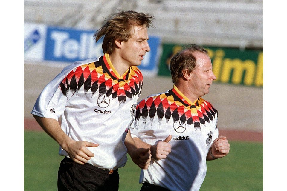 Wenn der Klinsi mit dem Berti: Jürgen Klinsmann (links) und Berti Vogts kennen sich seit Langem. Dieses Bild zeigt den damaligen Nationalstürmer Klinsmann und den ehemaligen Bundestrainer Vogts vor einem Länderspiel in Südafrika im Jahr 1995. Bei der Weltmeisterschaft in Brasilien arbeiten beide gemeinsam für das Nationalteam der USA. Foto: dpa