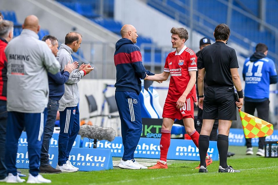 Emotionaler Moment: Lucas Hufnagel bei der Auswechslung in seinem letzten Spiel als Profi. Arie van Lent (in seinem letzten Spiel als SpVgg-Trainer) klatscht ab.