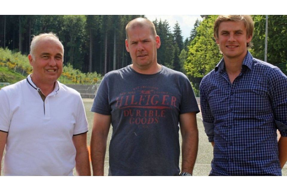 Der neue Jugendleiter Ralph Schneider (l.) und Noch-Jugendleiter Ivan Markow (r.) stellten Rüdiger Frevel (Bildmitte) als neuen B-Junioren-Trainer vor. Foto: Timo Karl