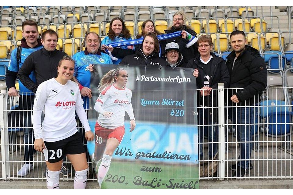 „Perle von der Lahn“: Familie und Freunde gratulierten Laura Störzel zu ihrem 200. Bundesligaspiel mit einem extra angefertigten Banner. 	Foto: Carlotta Erler