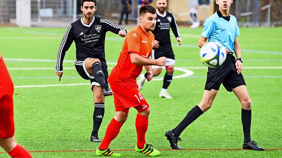 Franco  Petruso (links) war in Oberensingen für den ersten Torschuss von N.A.F.I. Stuttgart verantwortlich. Übrigens: Die Aktion ereignete sich in der Nachspielzeit.  Foto: Archiv Tom Bloch