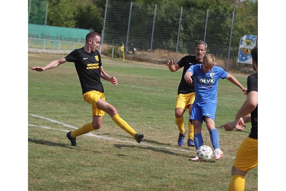 Die Wallertheimer Kai Becker (links) und Oliver Rapp verfolgen den Albiger Sven Lepherc. Am Ende gewann der TV 3:1.	Foto: pakalski-press/Axel Schmitz