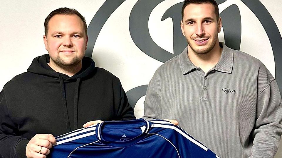 Landshuts Manager Max Maier (li.) heißt Neuzugang Johannes Böhm willkommen 