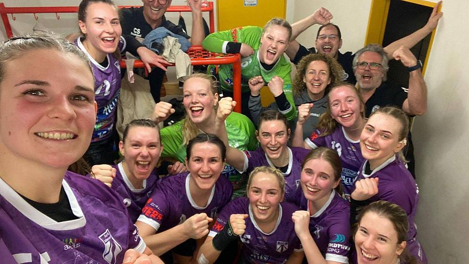 Die Bäuche passten dazu. Tom Forster über die AH-Volleyballer, die mit rosa Shirts und der Hebammen-Werbung „Bauchgefühl“ aufliefen Da hatten sie ihre Trikots noch: Altenerdings Handballerinnen nach dem Sieg gegen Moosburg.