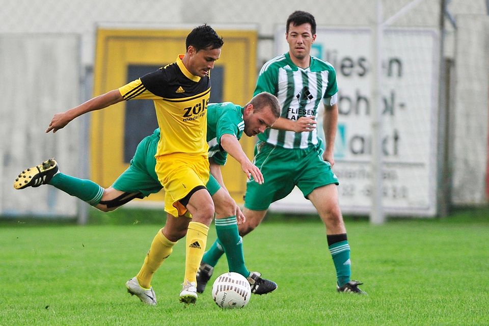 Ein torloses Remis gab es im Hinspiel zwischen Fürstenzell-Torjäger Marco Seibold (in gelb) gegen den FC Vilshonfe (in grün) F: Geisler