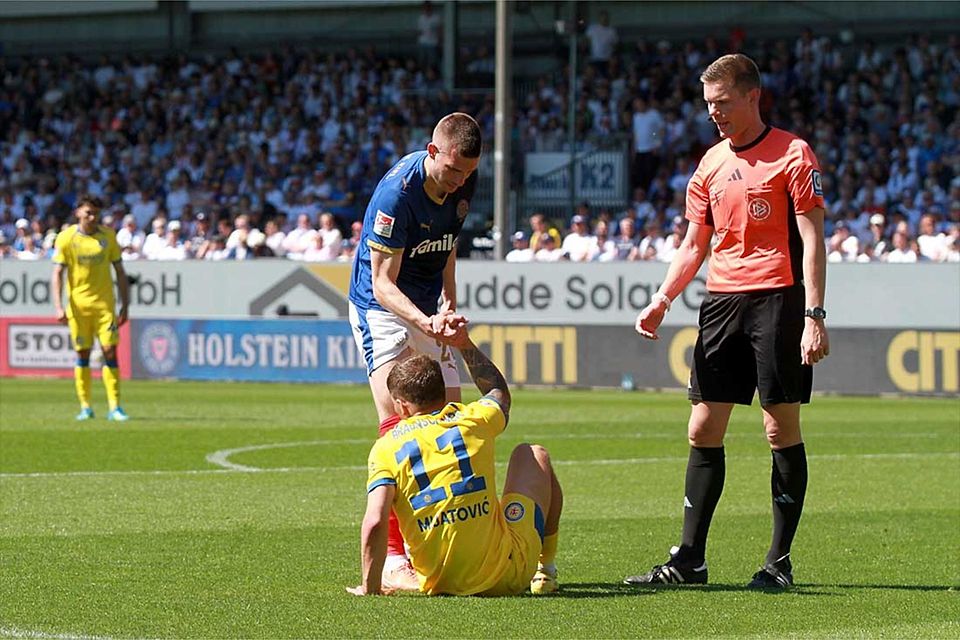 Punktemäßig gab es von Holstein Kiel keine Unterstützung für die Braunschweiger. Hier hilft David Zec Braunschweigs Jovan Mijatovic auf die Beine. 