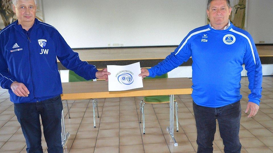 Im Bild (coronabedingt) auf Abstand, in der Sache vereint: Die Vorsitzenden Joachim Wellenberg (links, FC Züsch) und Jürgen Briel (Hermeskeiler SV) präsentieren das neue SG-Logo. 