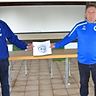 Im Bild (coronabedingt) auf Abstand, in der Sache vereint: Die Vorsitzenden Joachim Wellenberg (links, FC Züsch) und Jürgen Briel (Hermeskeiler SV) präsentieren das neue SG-Logo. 