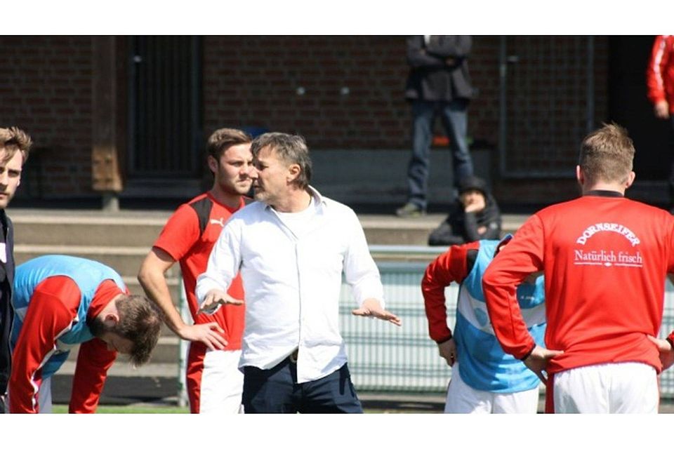 Rothemühles Trainer Peter Neumann (Bildmitte) und seine Jungs erwartet mit dem Spiel gegen Grün-Weiß Elben gleich ein echter "Kracher" zum Auftakt. Foto: sta