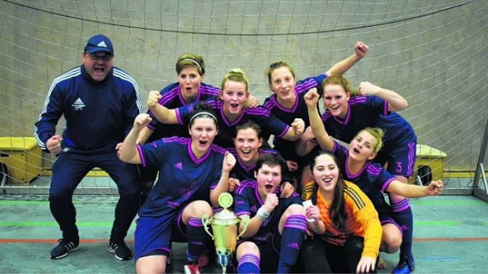 Union Biesfeld bejubelt den Titelgewinn. Die Mannschaft aus der Mittelrheinliga wurde ihrer Favoritenrolle bei den Kreismeisterschaften gerecht und feierte den Sieg. Fotos: Franken